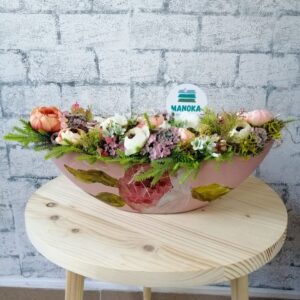 Aranjament de masă din flori artificiale și flori din textil.